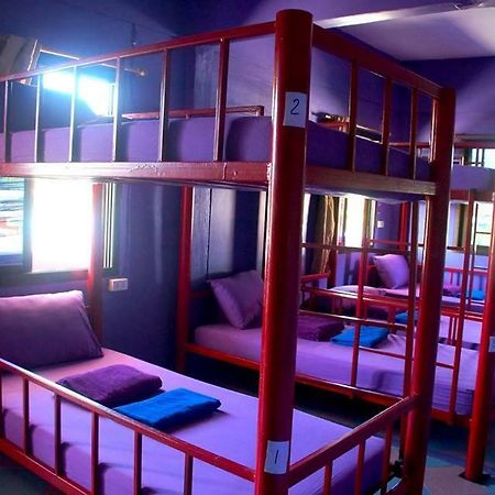 Above & Beyond Hostel Баан Тай Экстерьер фото